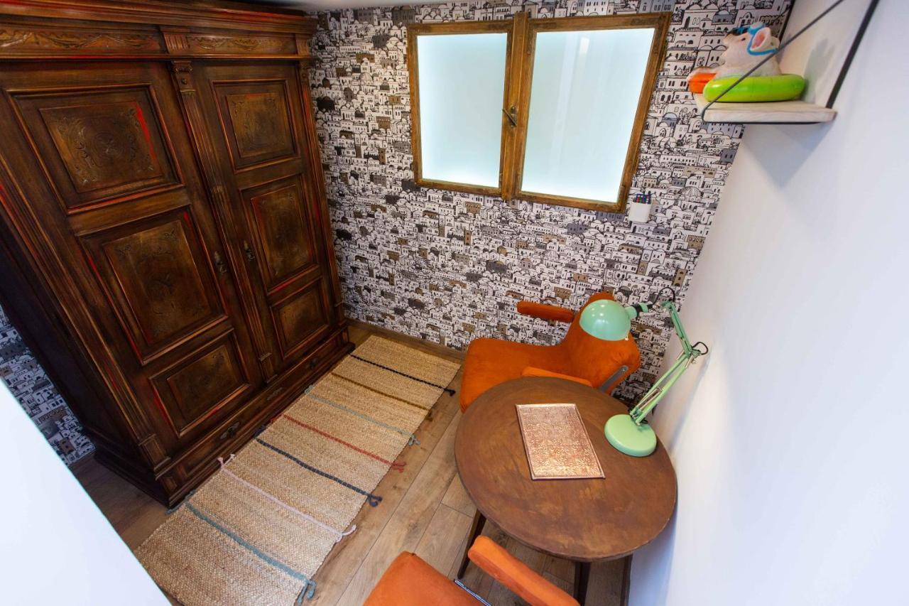Premium Rooms By Hi5 - Style At The Comedy Theater ブダペスト エクステリア 写真