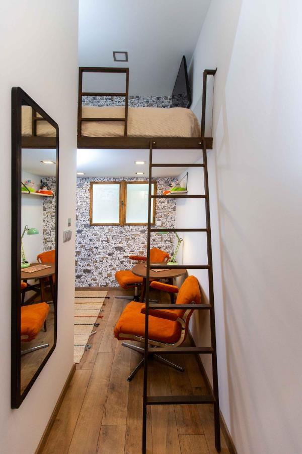 Premium Rooms By Hi5 - Style At The Comedy Theater ブダペスト エクステリア 写真