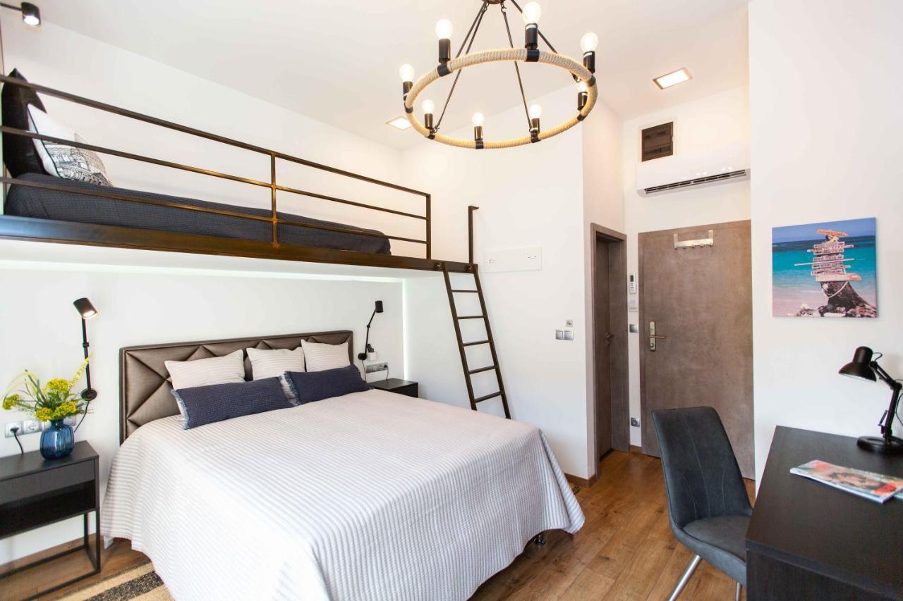 Premium Rooms By Hi5 - Style At The Comedy Theater ブダペスト エクステリア 写真