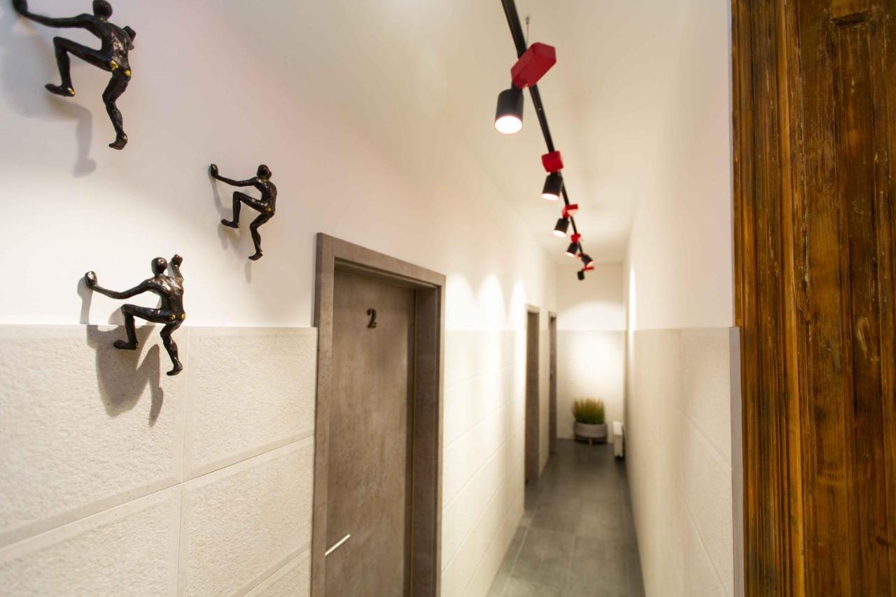 Premium Rooms By Hi5 - Style At The Comedy Theater ブダペスト エクステリア 写真