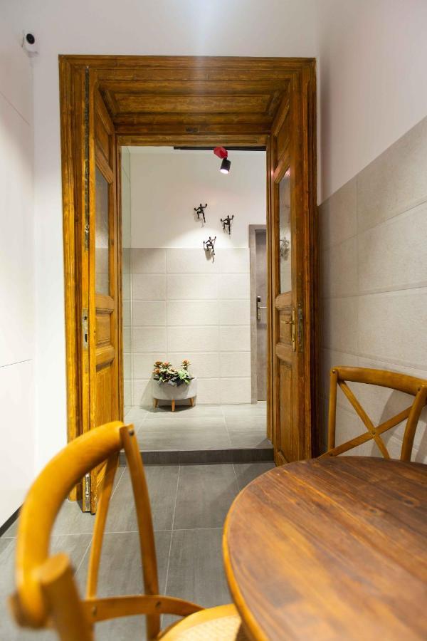 Premium Rooms By Hi5 - Style At The Comedy Theater ブダペスト エクステリア 写真